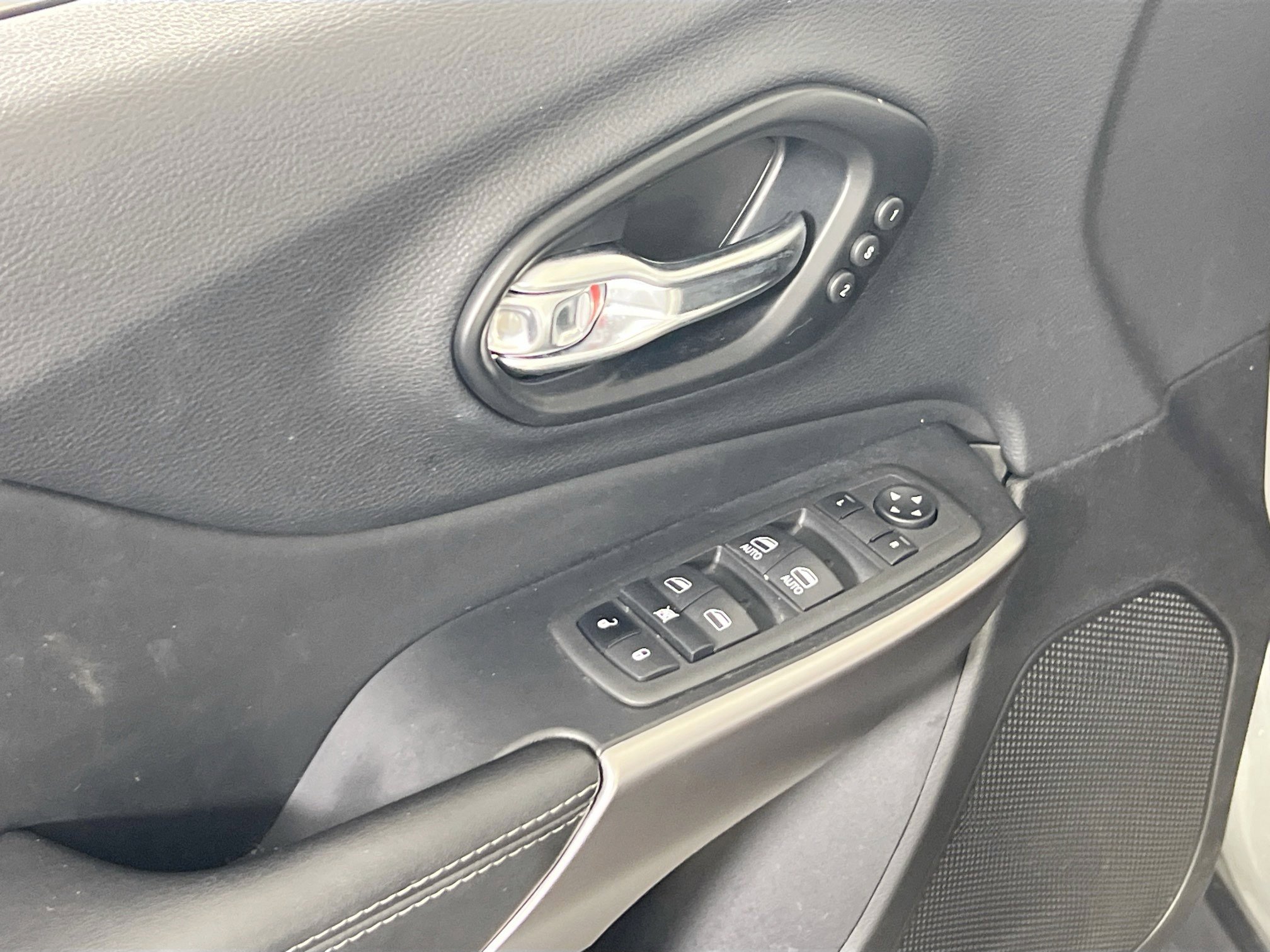 Used 2022 Jeep Cherokee Limited image 17