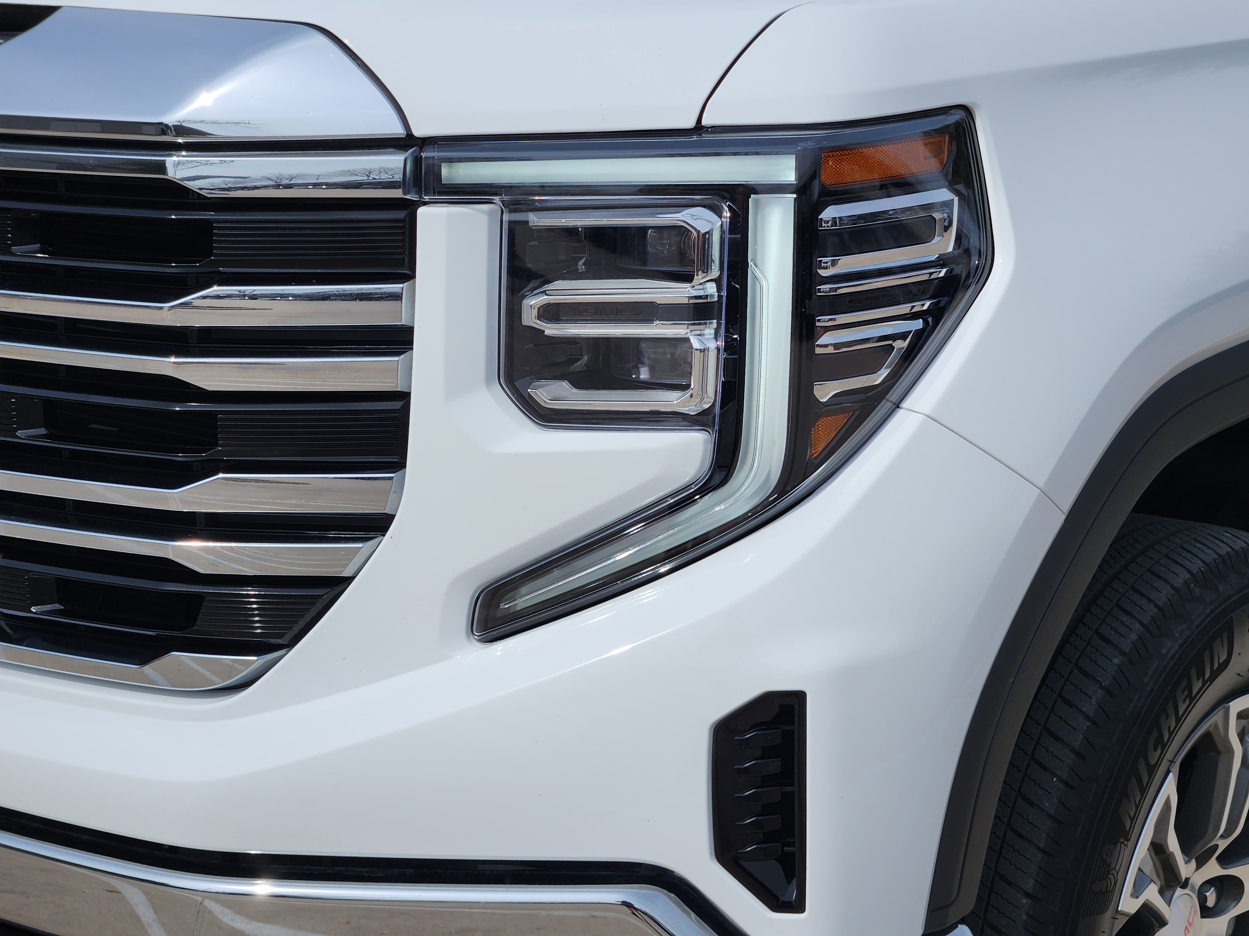 Used 2025 GMC Sierra 1500 SLT image 8