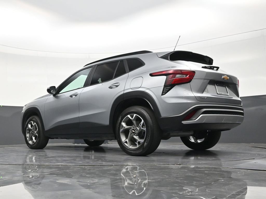 Used 2025 Chevrolet Trax LT FWD image 23