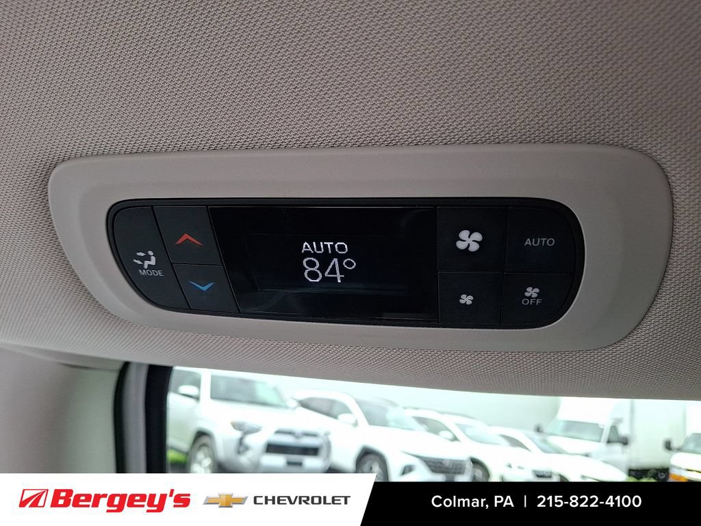 Used 2023 Chrysler Pacifica Touring-L FWD image 14