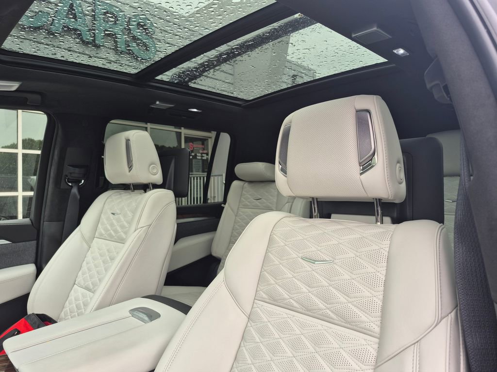 Used 2025 Cadillac Escalade ESV Sport Platinum AWD/4WD image 17