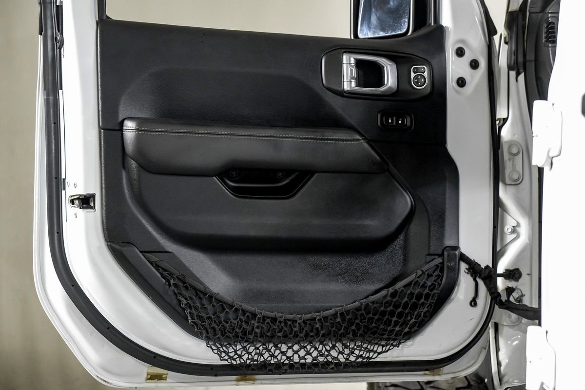 Used 2018 Jeep Wrangler Unlimited Sahara AWD/4WD image 32