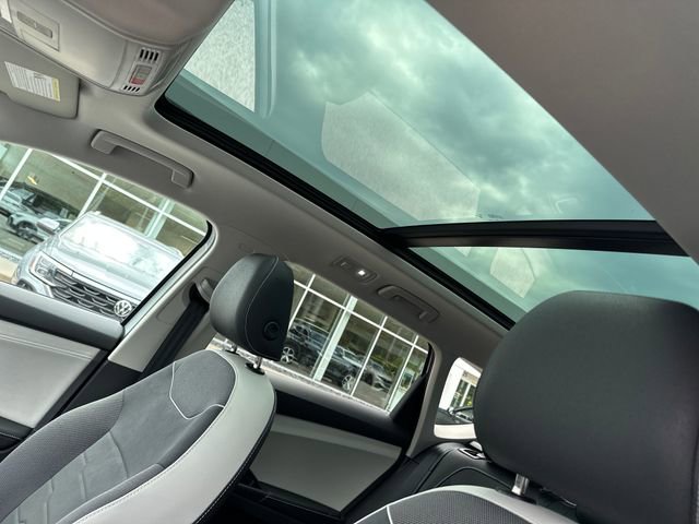 Certified 2025 Volkswagen Taos SE w/ Panoramic Sunroof Package AWD/4WD image 29