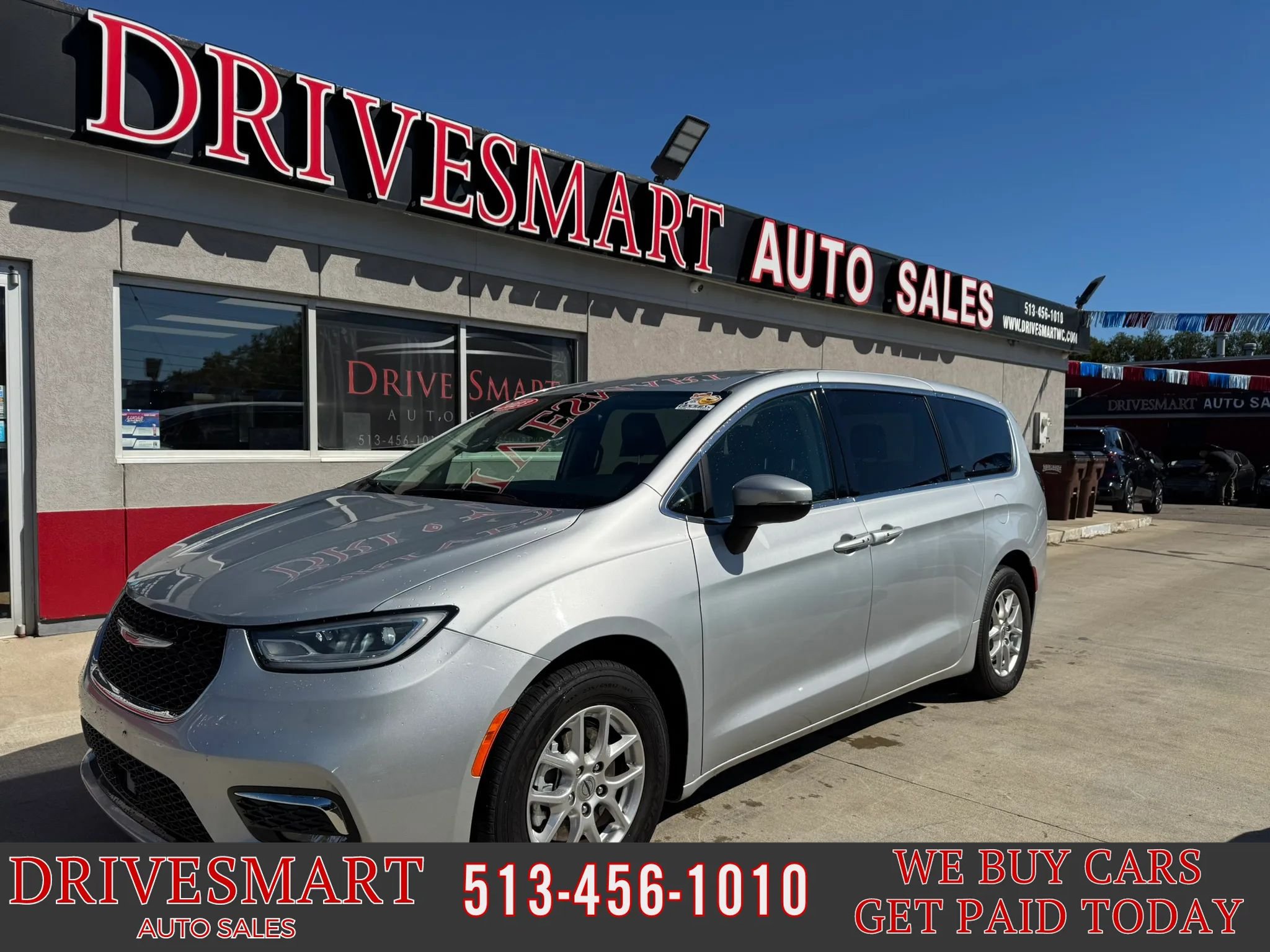 Used 2023 Chrysler Pacifica Touring-L FWD image 1