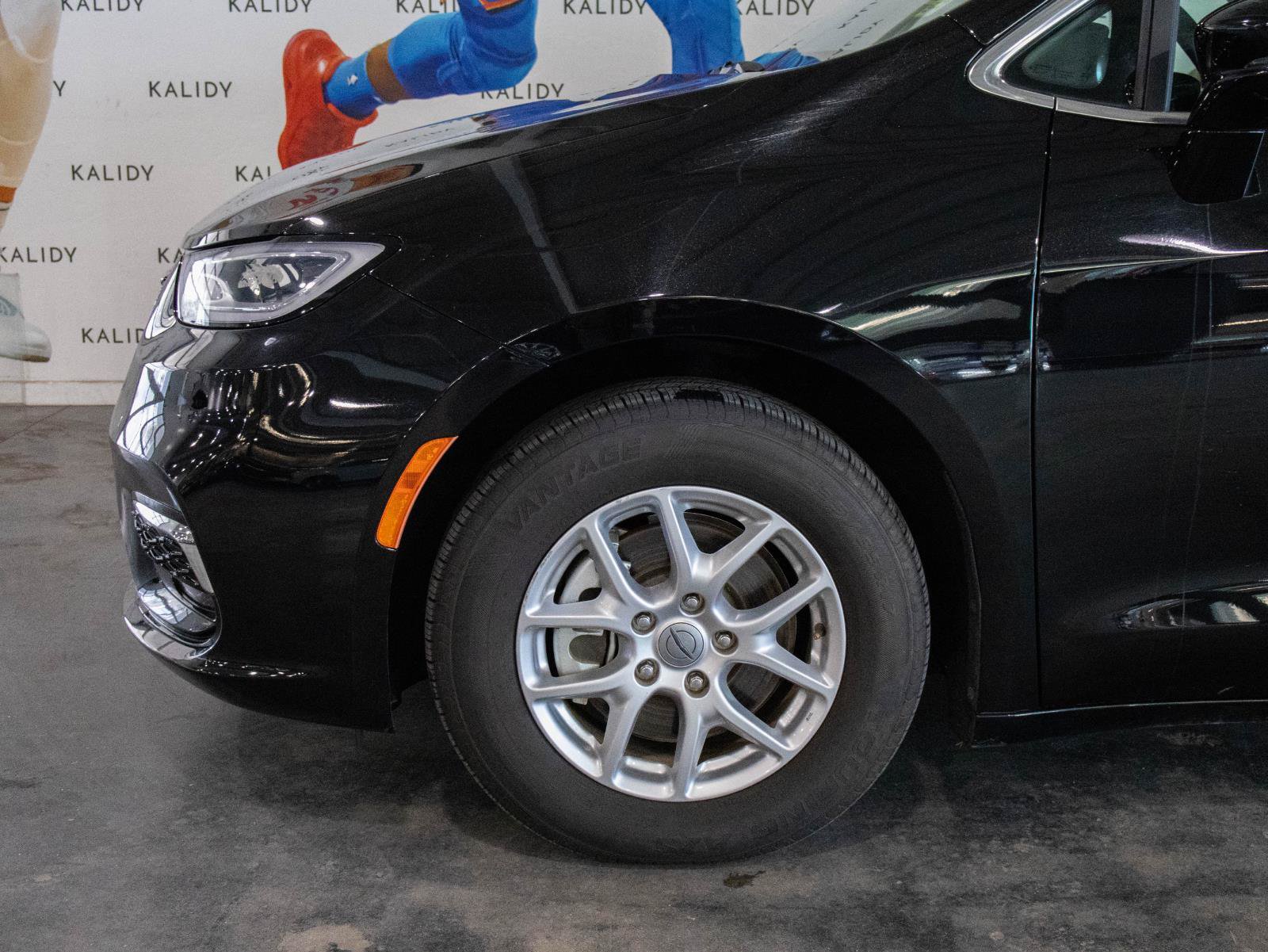 Used 2024 Chrysler Pacifica Touring-L FWD image 15