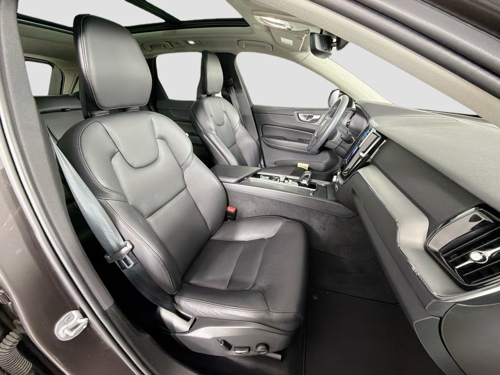 Certified 2024 Volvo XC60 B5 Core w/ Climate Package AWD/4WD image 29