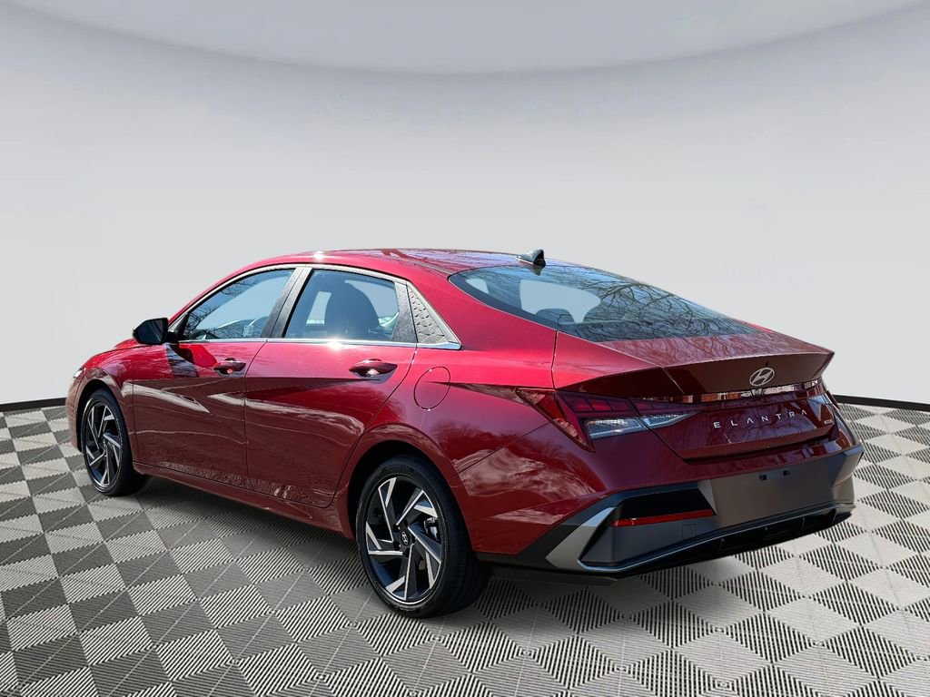 Used 2025 Hyundai Elantra Limited image 4