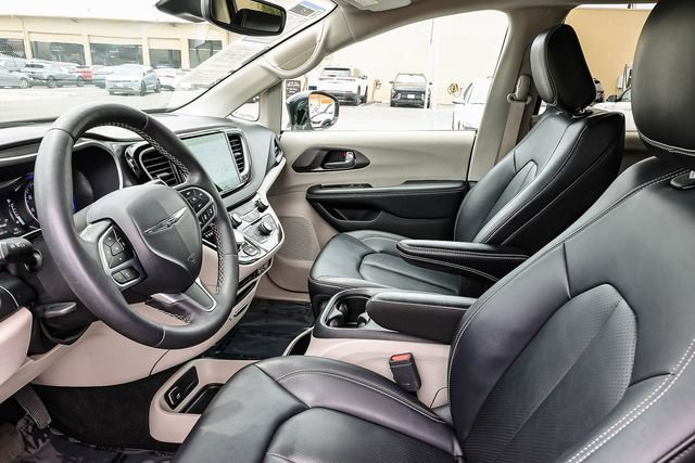 Used 2024 Chrysler Pacifica Touring-L FWD image 20