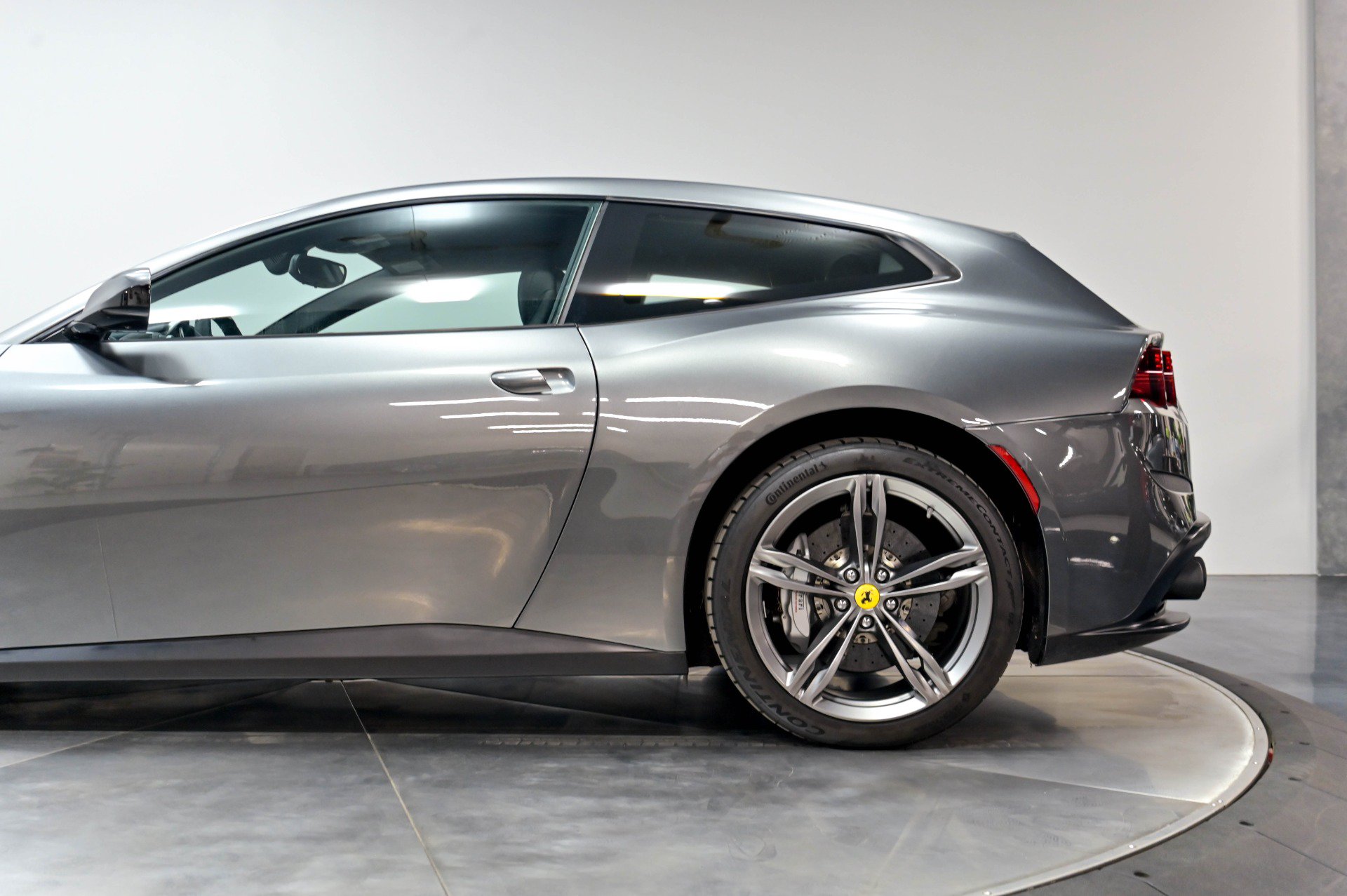 Used 2017 Ferrari GTC4Lusso AWD/4WD image 67