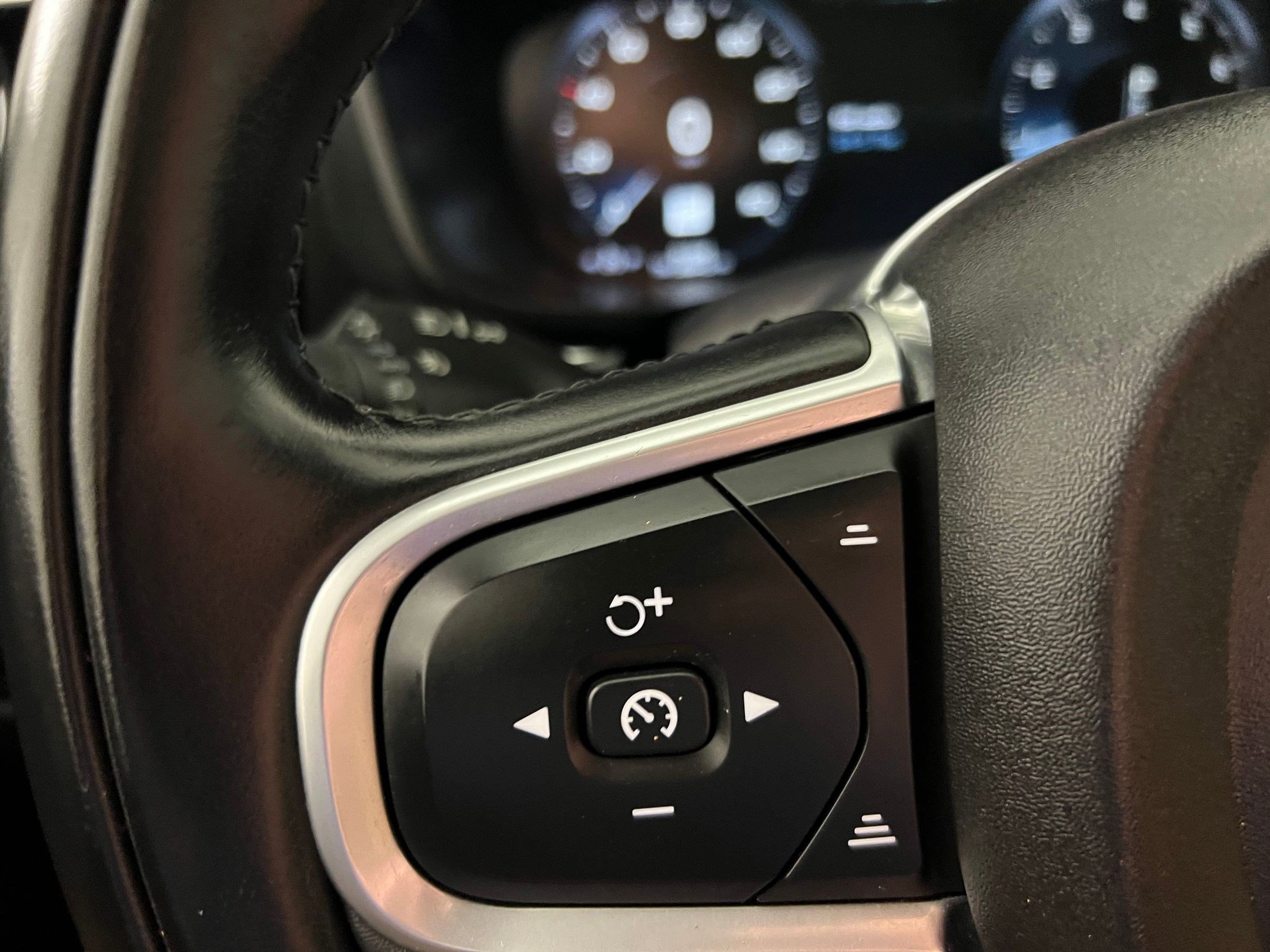 Used 2018 Volvo XC60 T5 Momentum w/ Vision Package image 16