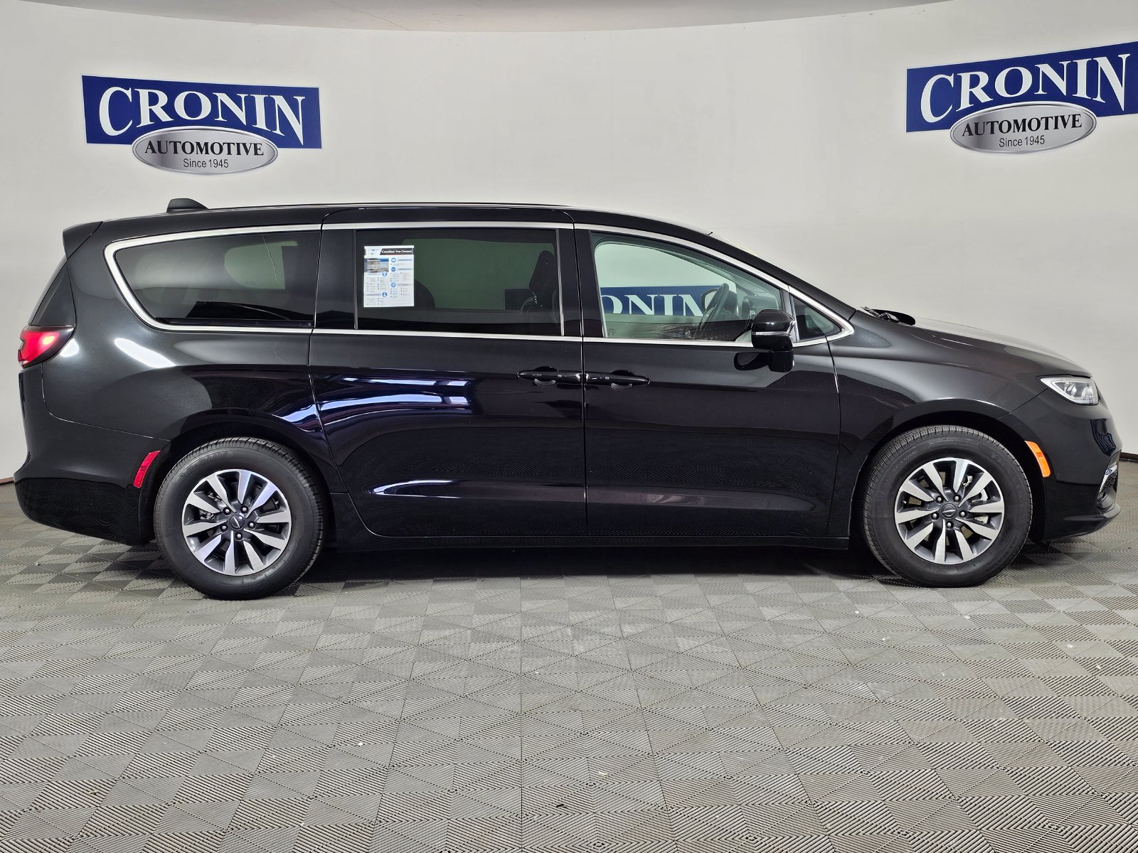 Used 2024 Chrysler Pacifica Limited FWD image 28