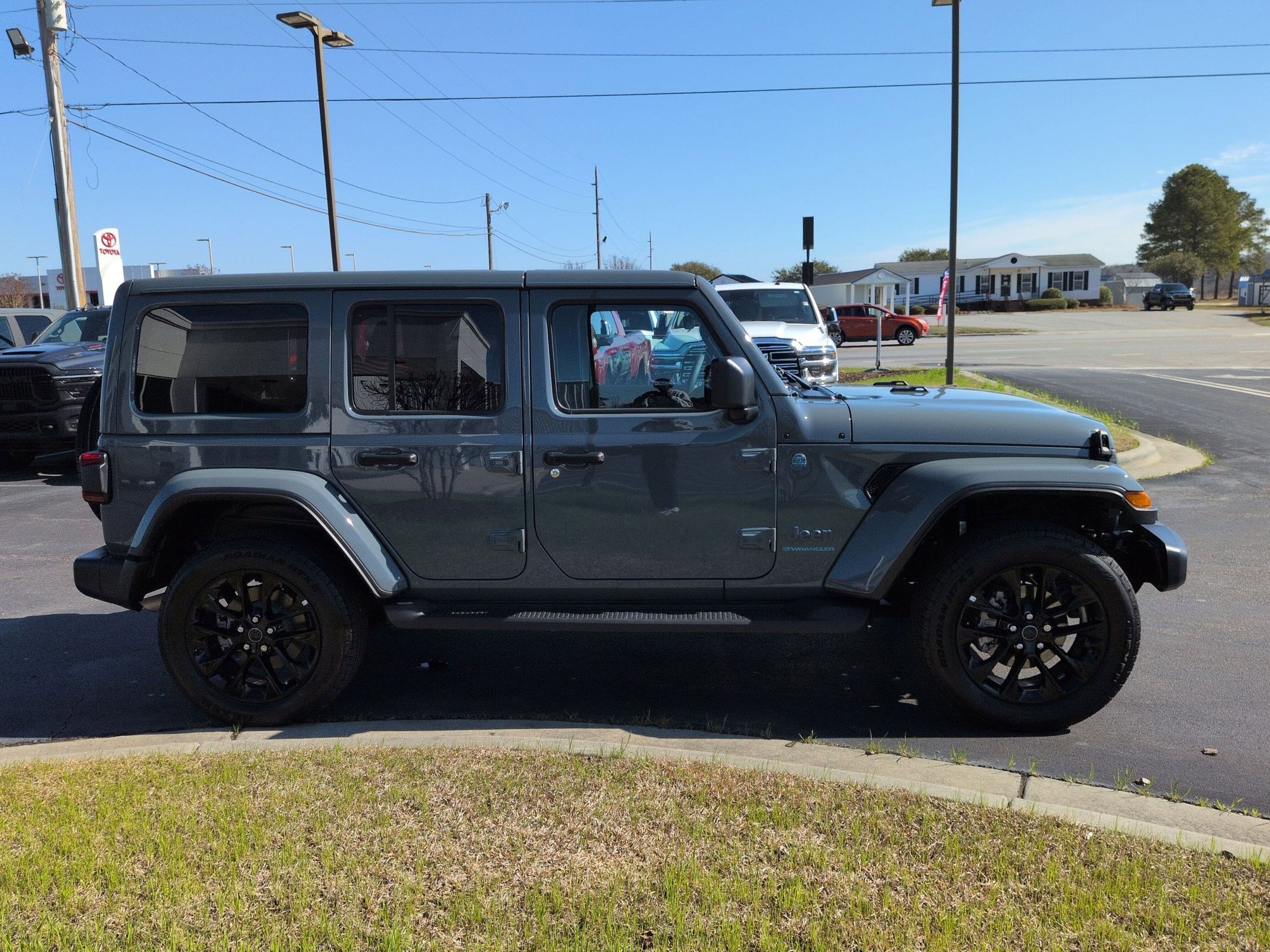Certified 2025 Jeep Wrangler Sahara image 4