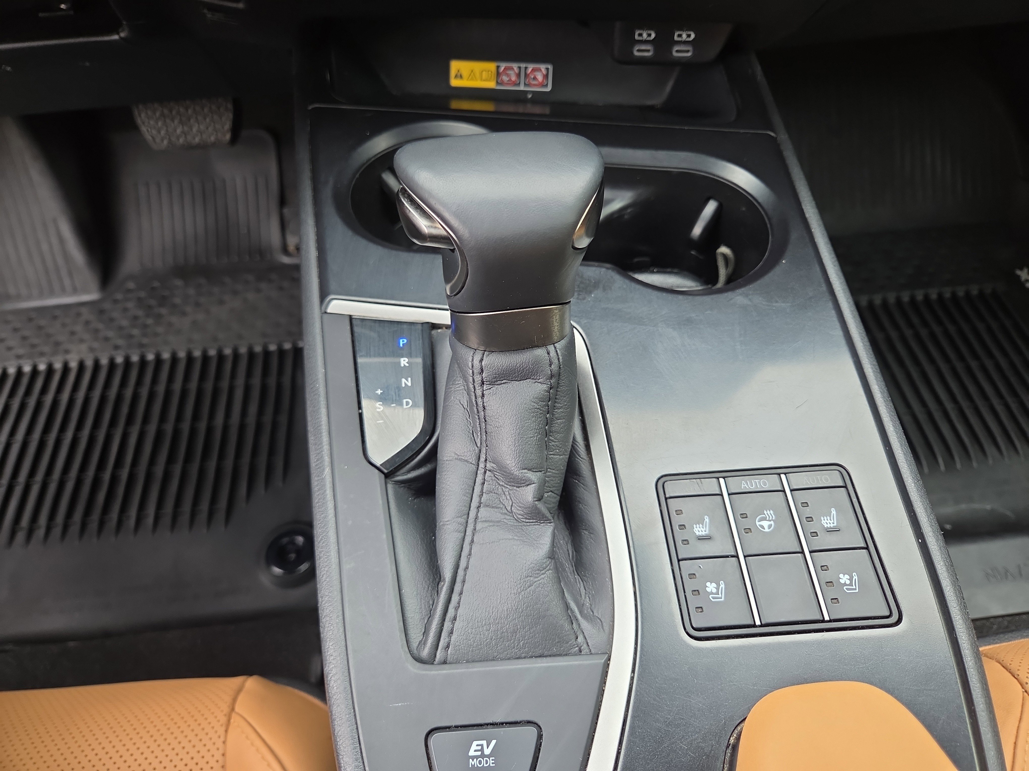 Used 2024 Lexus UX 250h AWD w/ Premium Package image 24