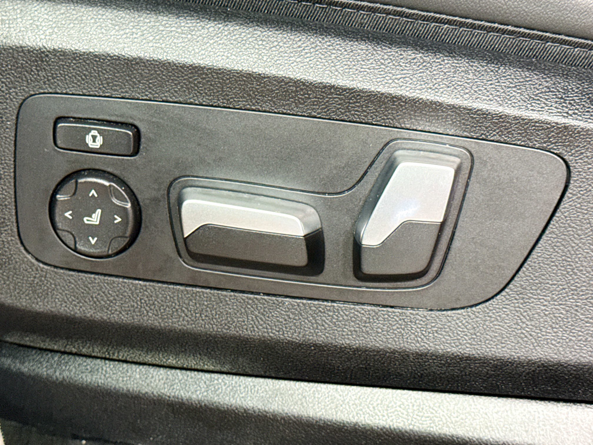 Used 2025 BMW X6 xDrive40i w/ Premium Package image 25