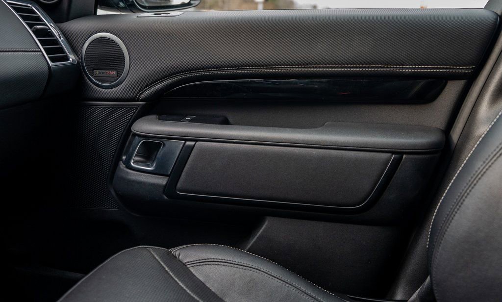 Used 2023 Land Rover Discovery S R-Dynamic image 13