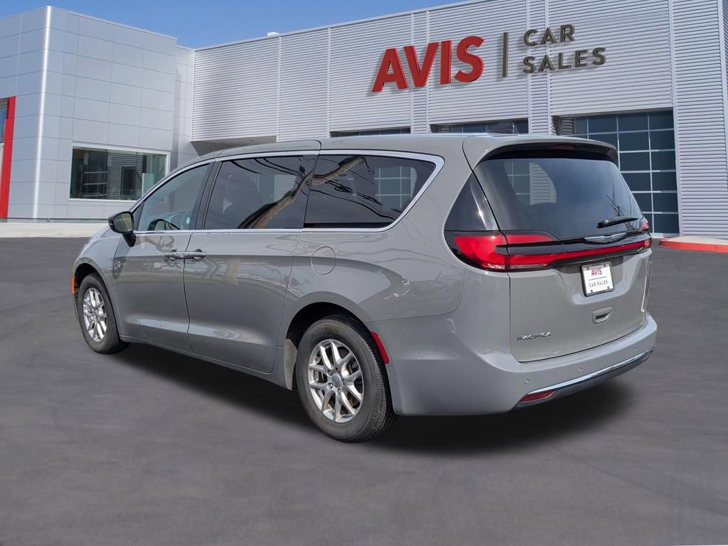 Used 2025 Chrysler Pacifica Select image 9