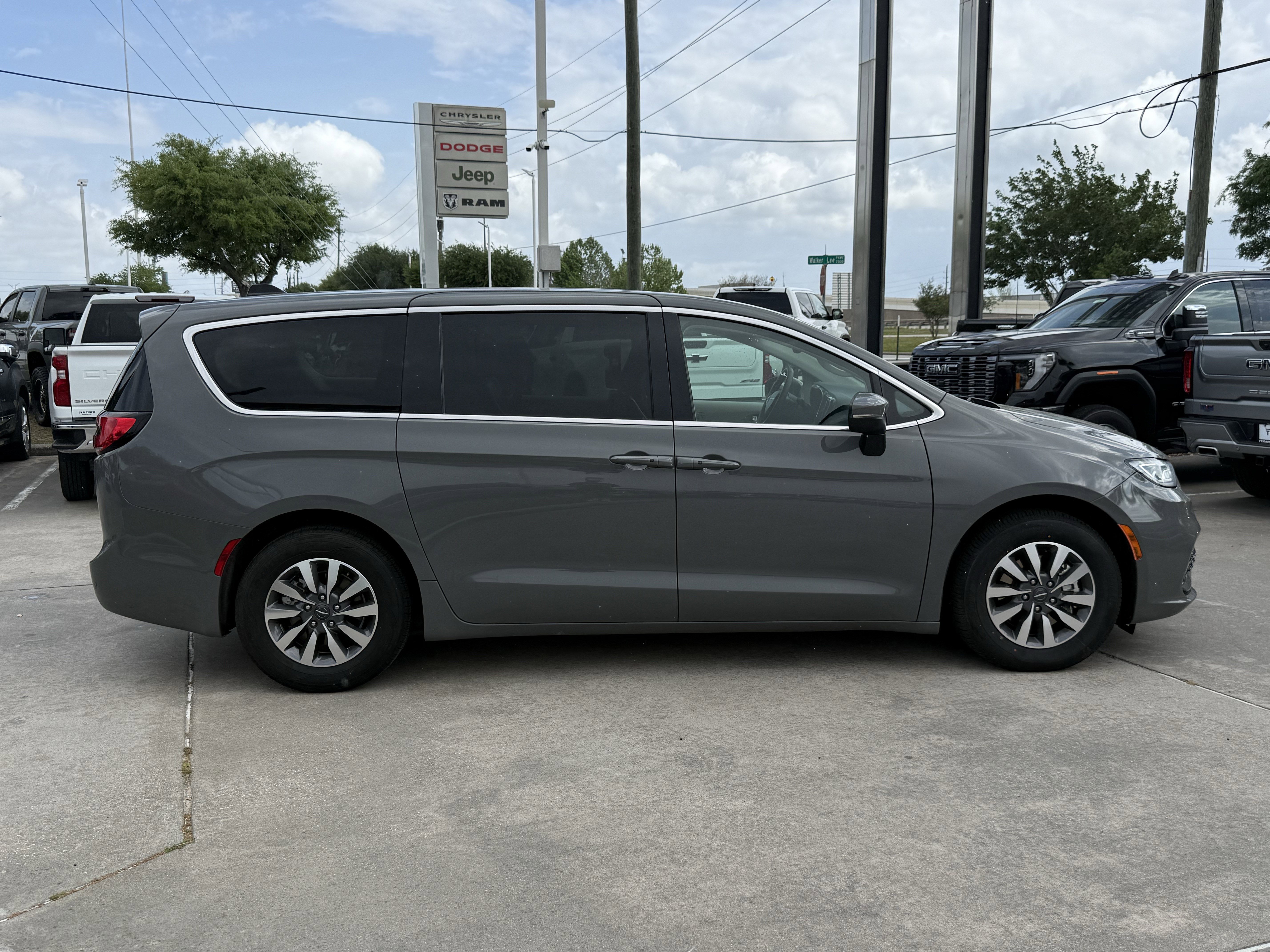 Used 2023 Chrysler Pacifica Touring-L image 3