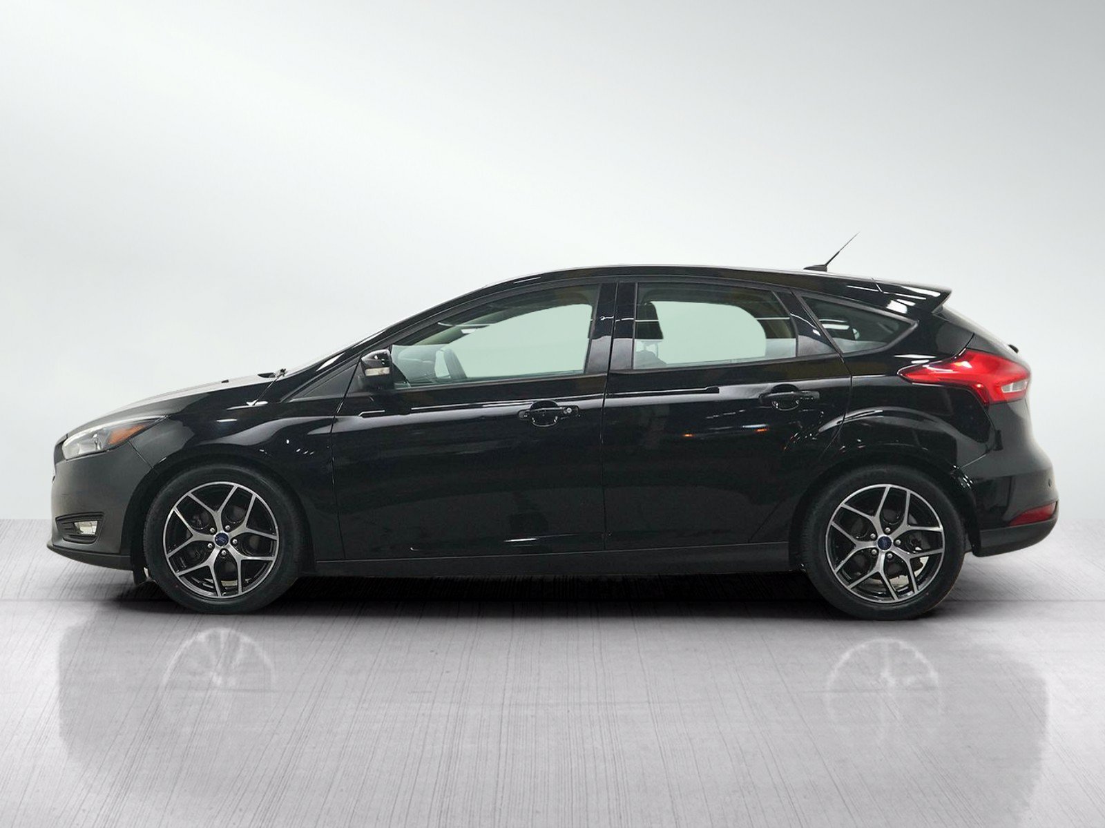 Used 2017 Ford Focus SEL w/ Interior Protection Package FWD image 2