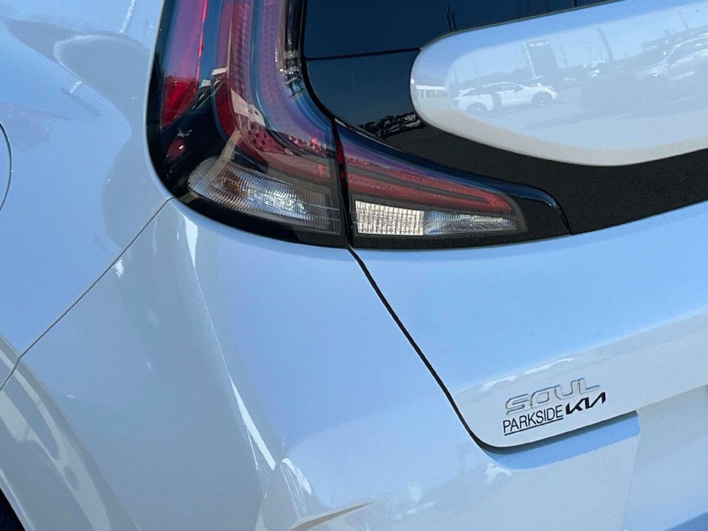 Used 2023 Kia Soul LX w/ LX Technology Package FWD image 32
