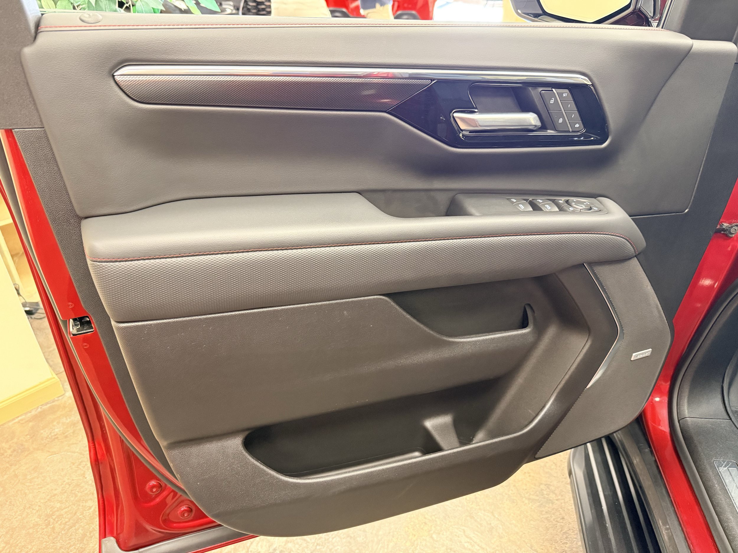 Used 2025 Chevrolet Tahoe RST w/ Comfort Package AWD/4WD image 8
