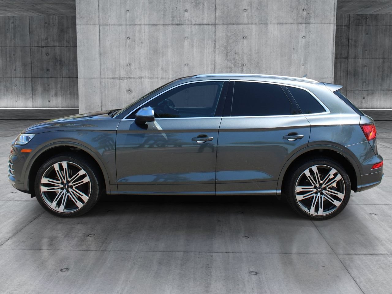 Used 2020 Audi SQ5 Premium w/ Convenience Package AWD/4WD image 2