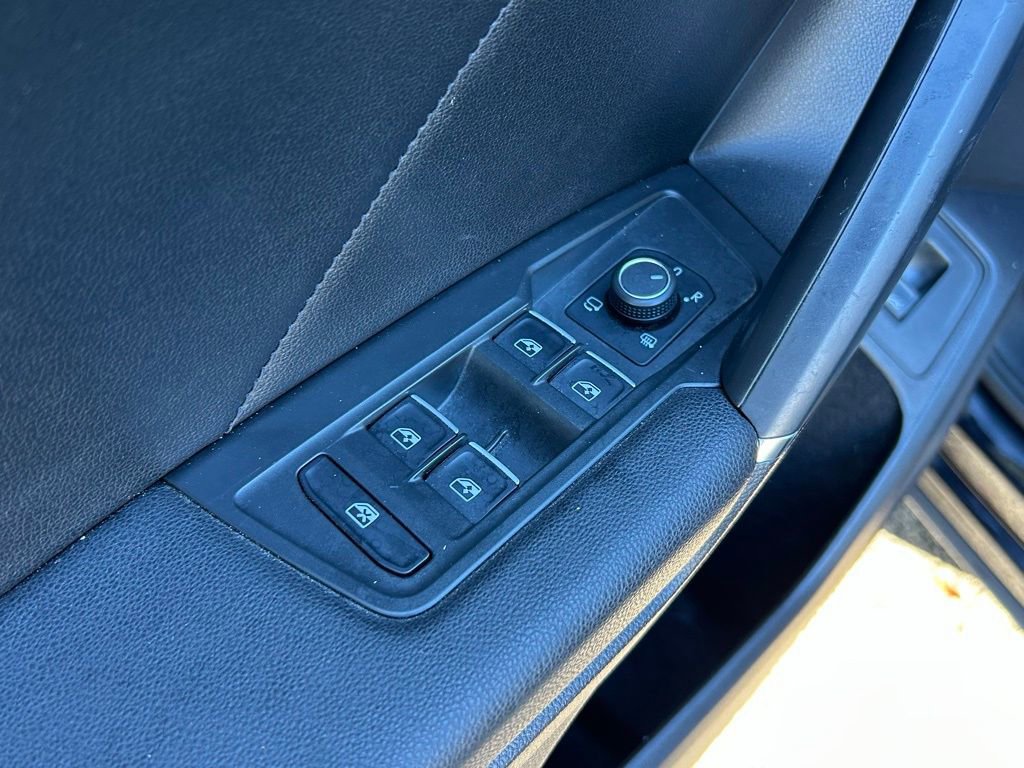 Used 2018 Volkswagen Tiguan SEL Premium image 27