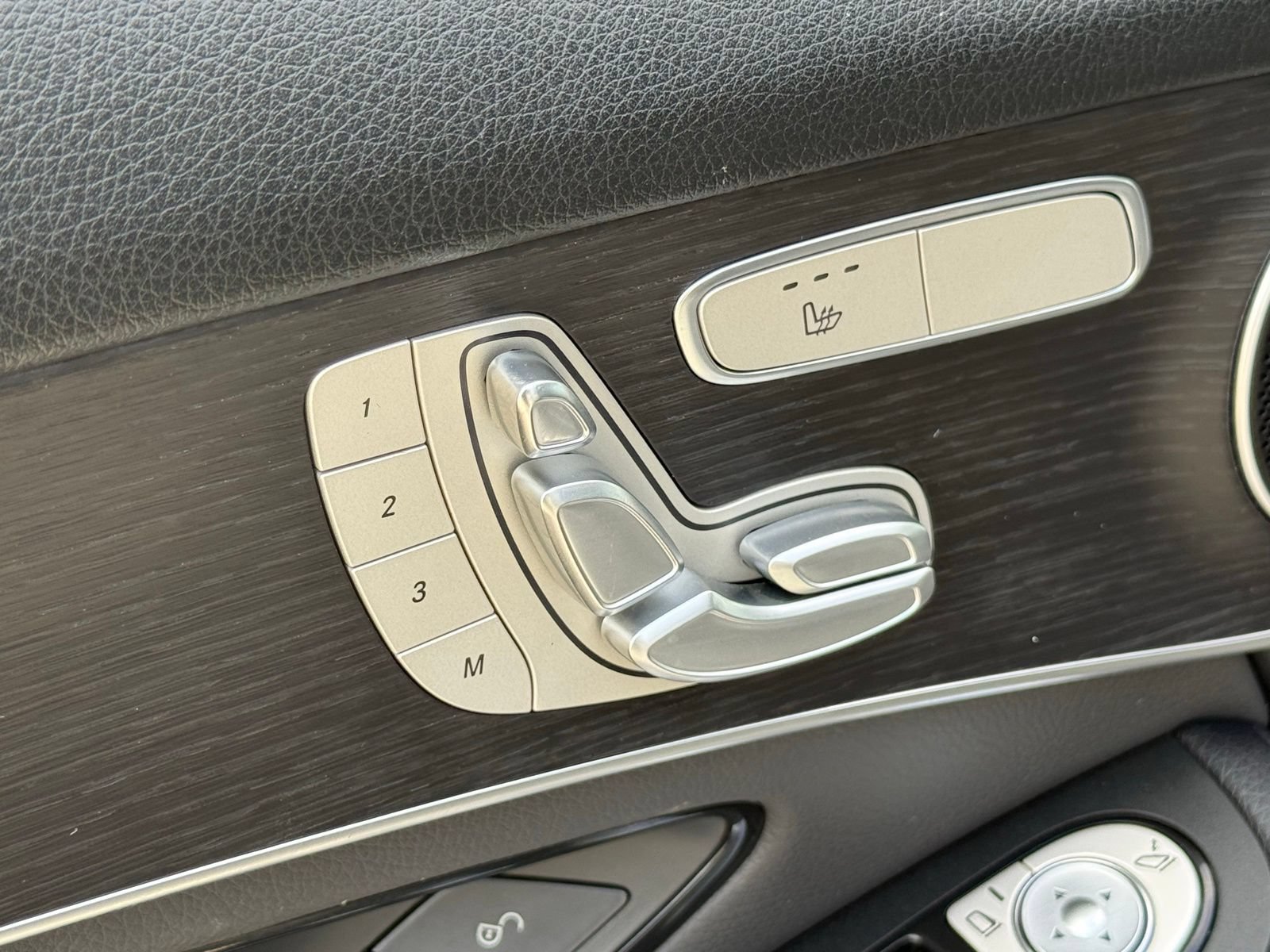 Used 2021 Mercedes-Benz GLC 300 w/ Premium Package image 22