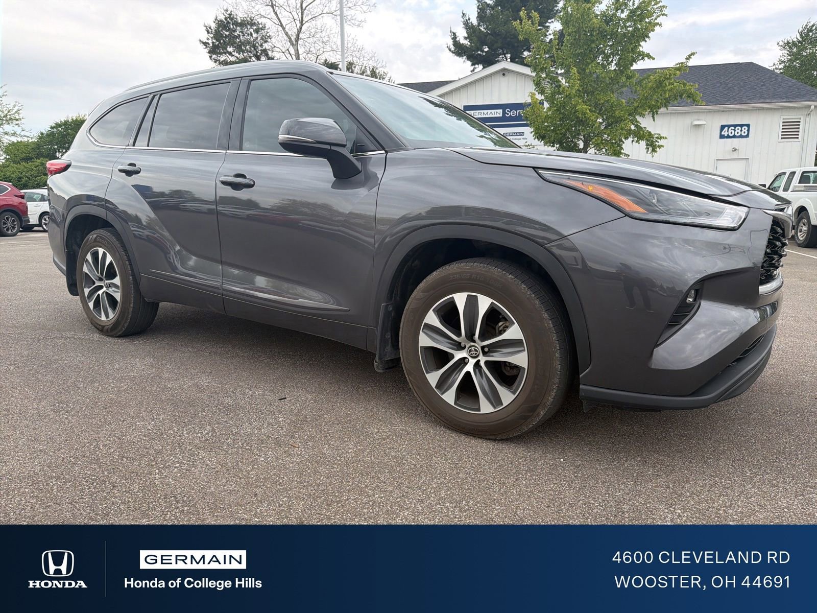 Used 2022 Toyota Highlander XLE AWD/4WD image 3