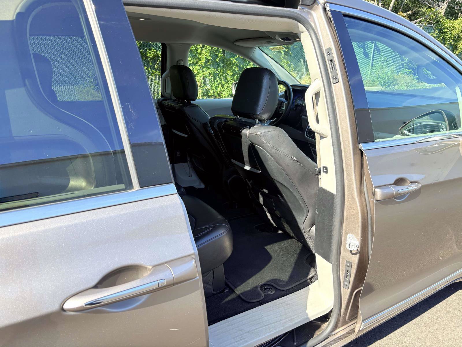 Used 2017 Chrysler Pacifica Touring-L Plus FWD image 25