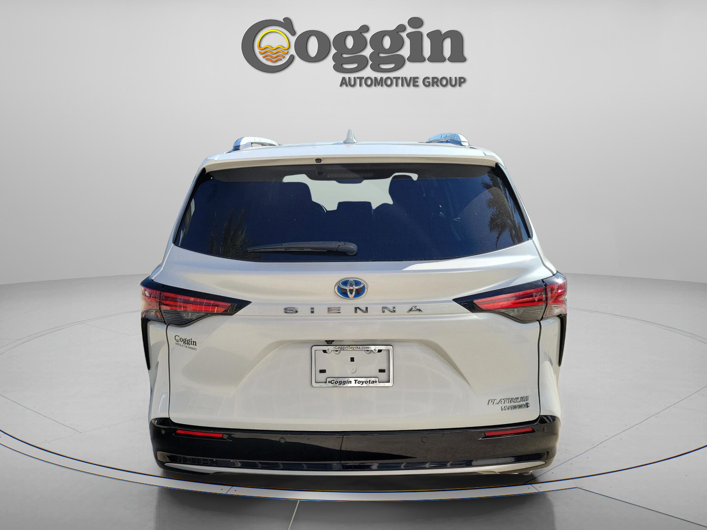 Certified 2023 Toyota Sienna Platinum FWD image 3