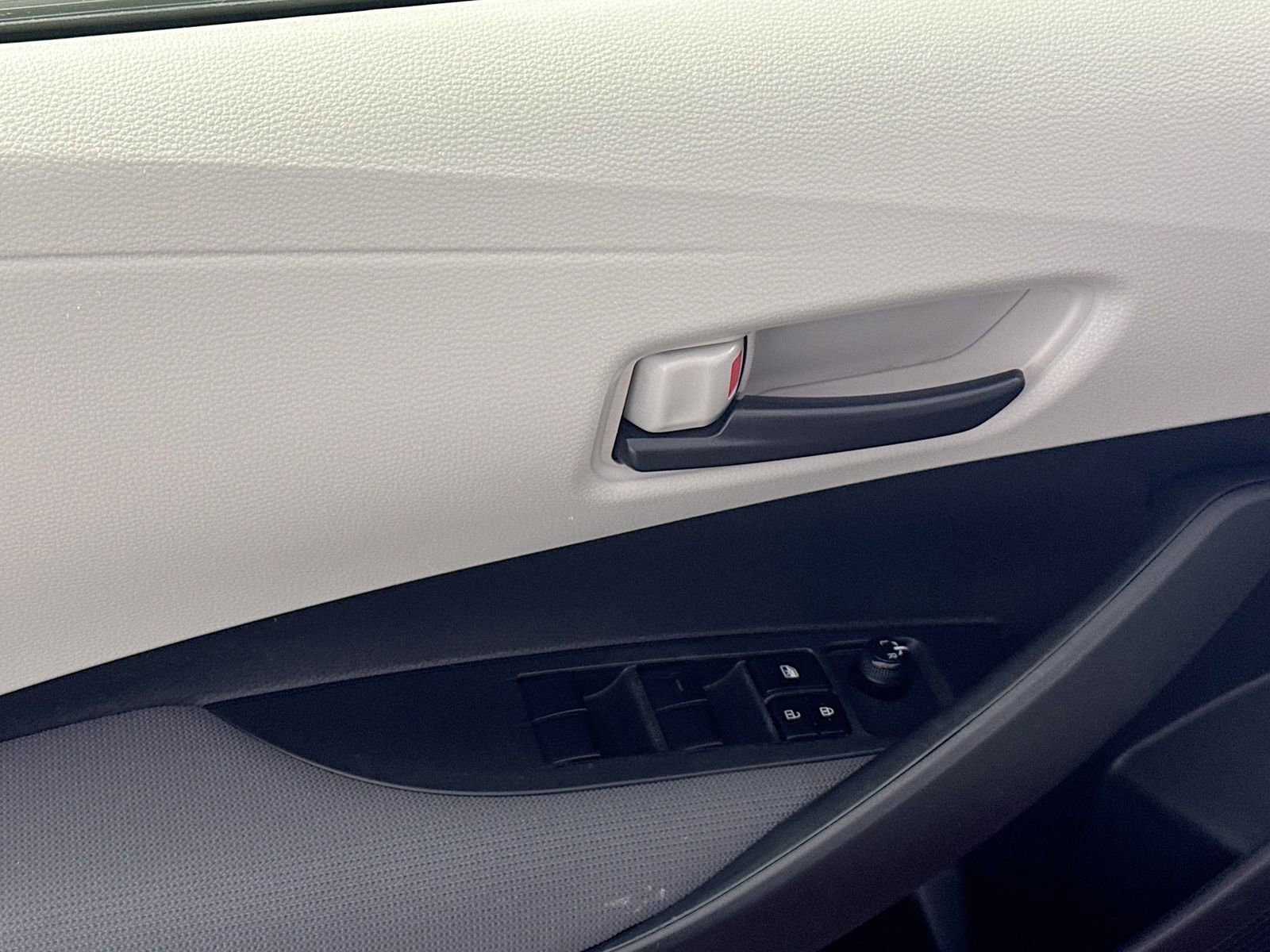 Used 2022 Toyota Corolla LE FWD image 9