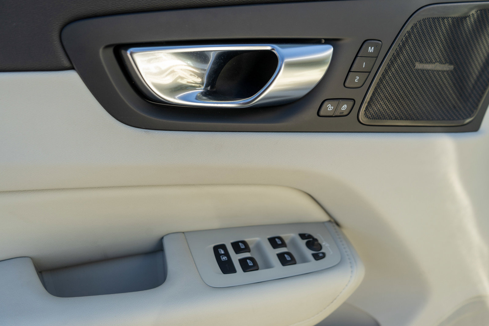 Used 2024 Volvo XC60 B5 Plus w/ Protection Package Premier AWD/4WD image 15