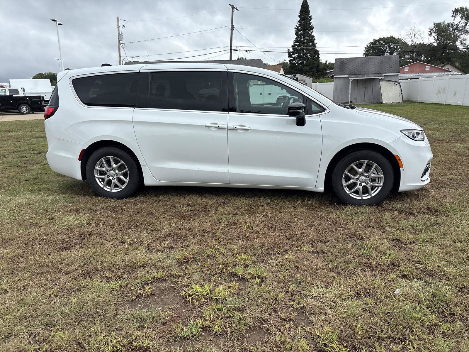 Used 2026 Chrysler Pacifica Select FWD image 4