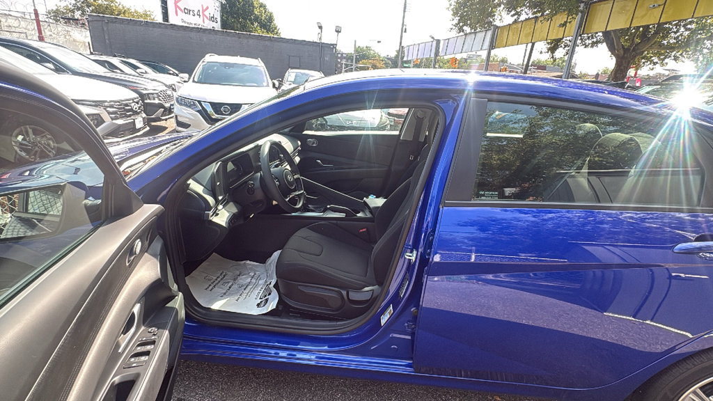 Used 2025 Hyundai Elantra SE FWD image 12