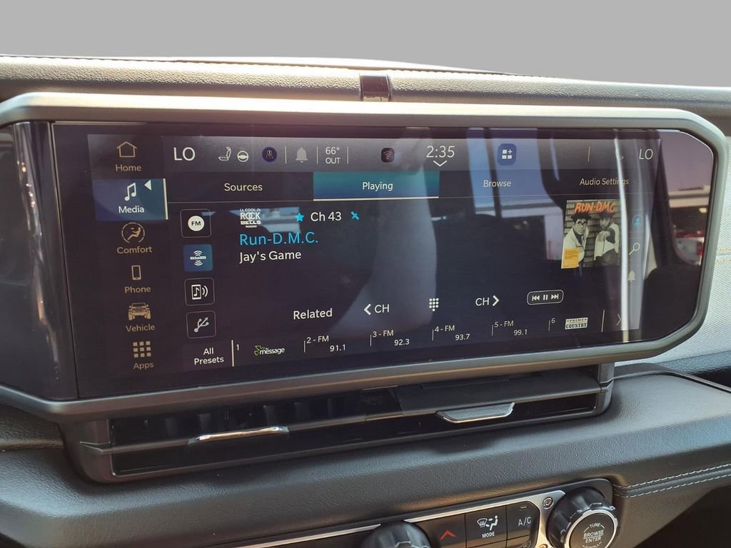 Used 2025 Jeep Wrangler Sahara image 5