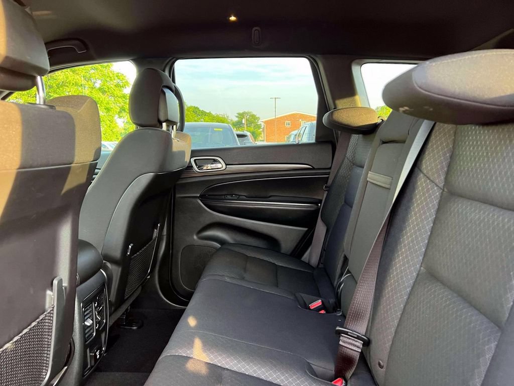 Used 2020 Jeep Grand Cherokee Laredo w/ Security & Convenience Group AWD/4WD image 14