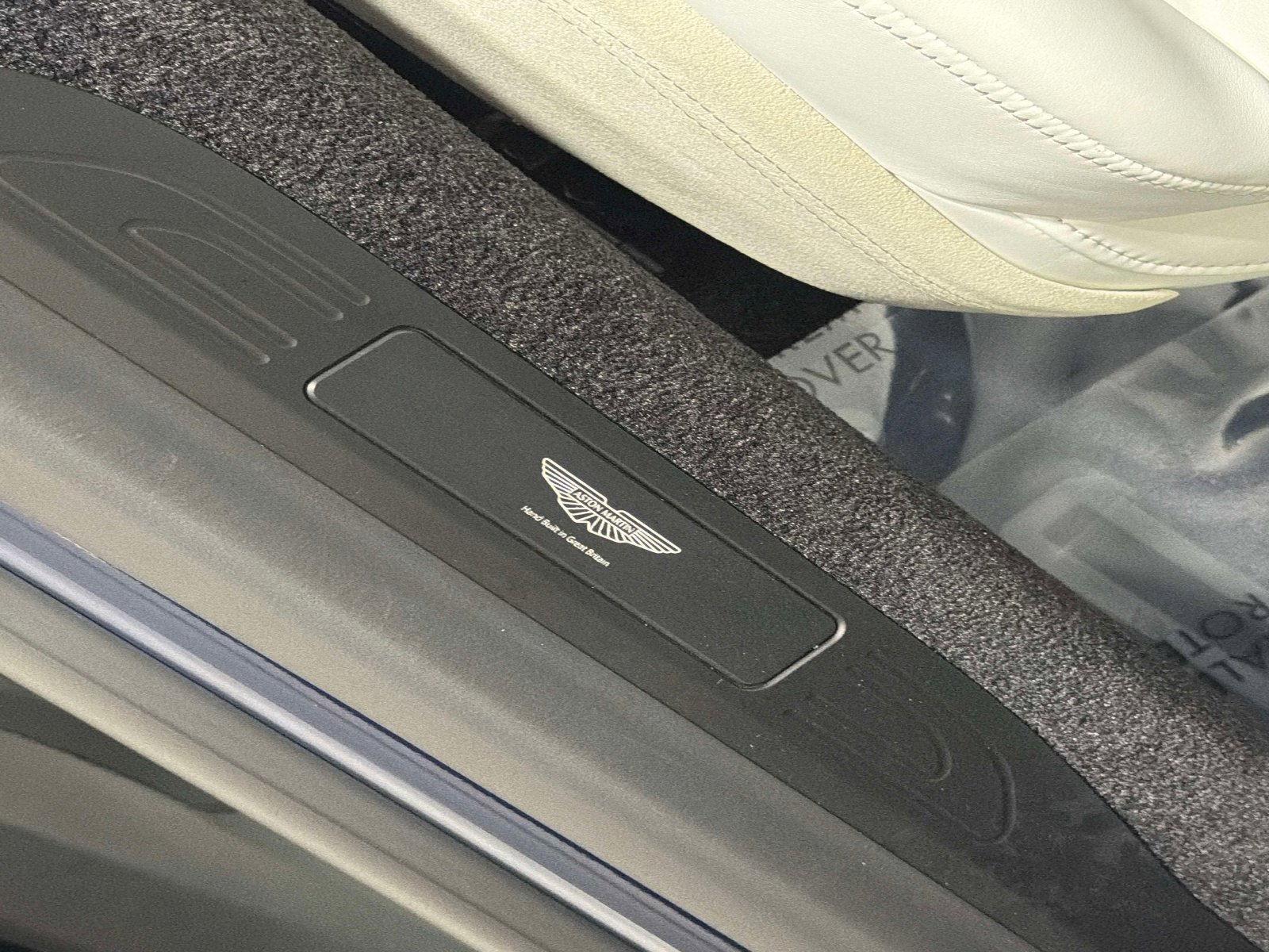 Used 2025 Aston Martin V8 Vantage Coupe RWD image 25