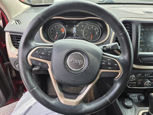 Used 2017 Jeep Cherokee Limited AWD/4WD image 2