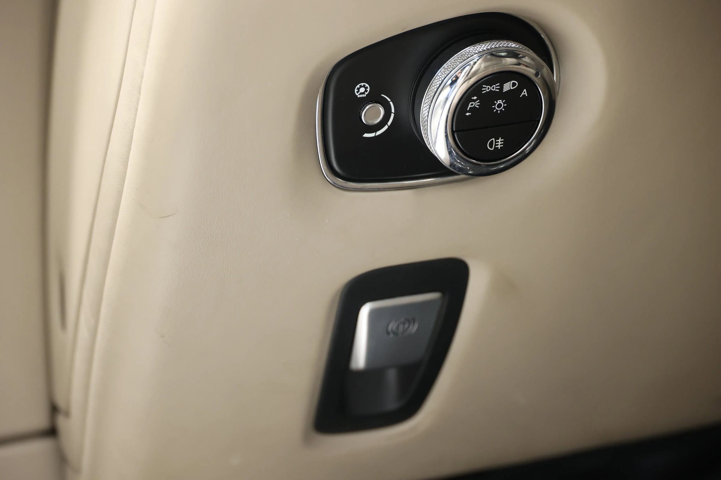 Used 2018 Aston Martin DB11 Coupe image 22