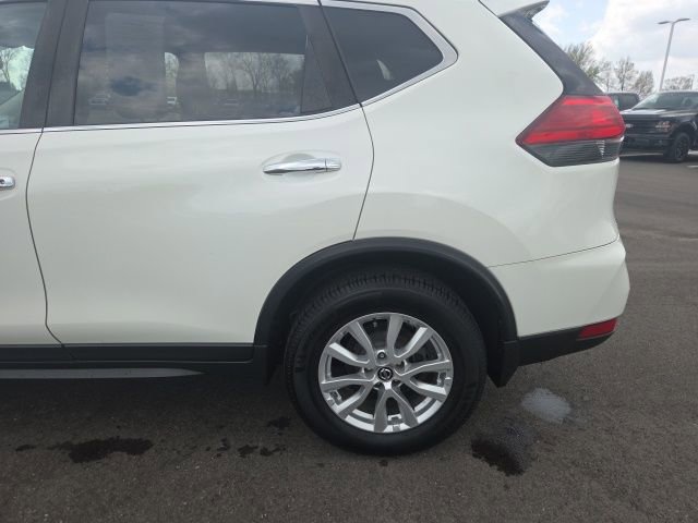 Used 2017 Nissan Rogue SV w/ SV Premium Package AWD/4WD image 15