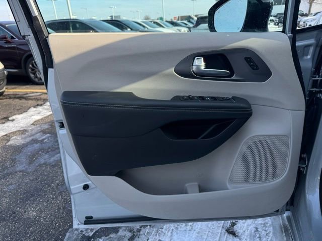 Certified 2024 Chrysler Pacifica Touring-L image 14