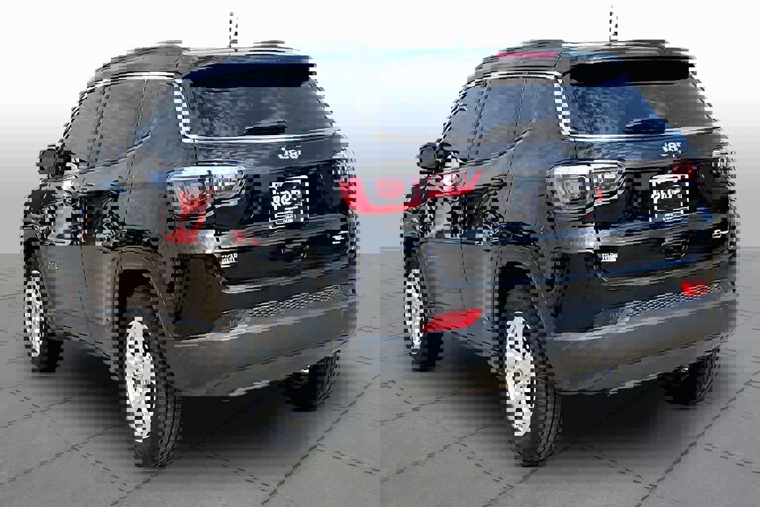 Used 2018 Jeep Compass Latitude FWD image 13