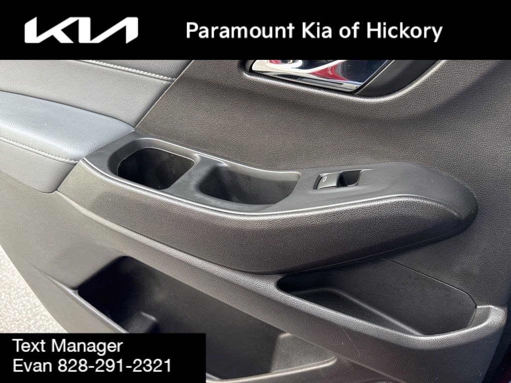 Used 2021 Chevrolet Traverse LT image 18