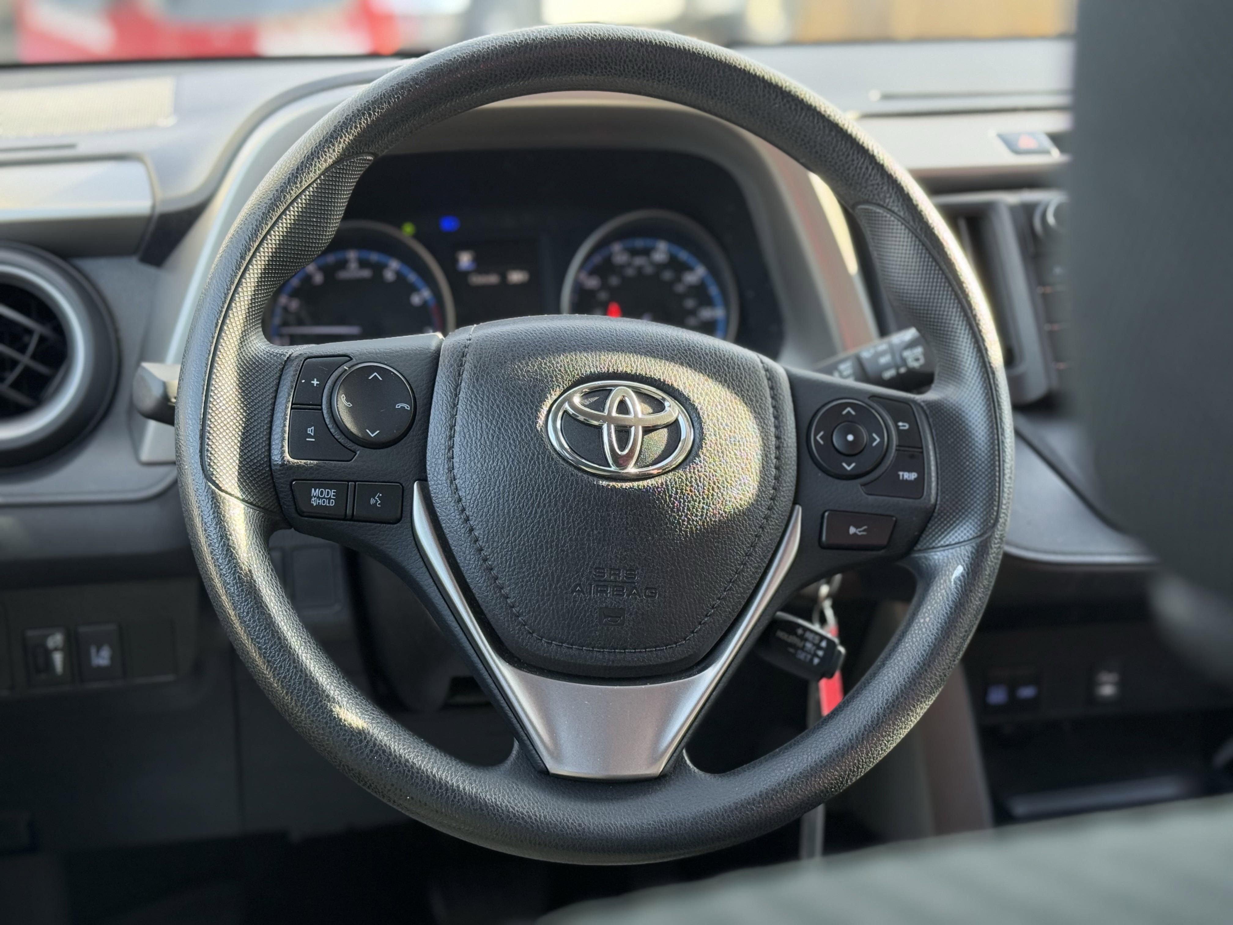 Used 2018 Toyota RAV4 LE image 14