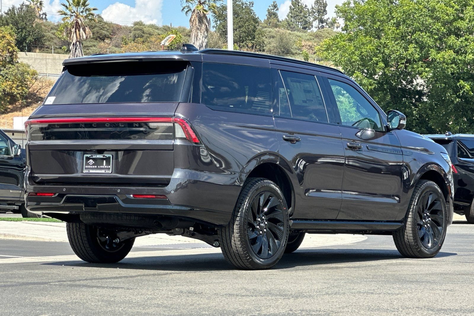 New 2026 Lincoln Navigator Reserve w/ Jet Appearance Package AWD/4WD image 3