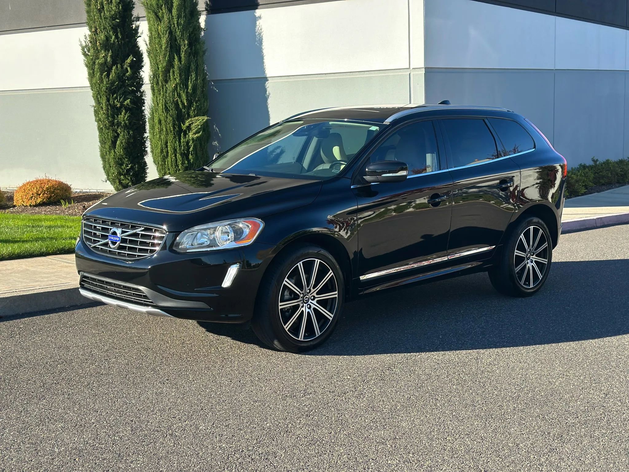 Used 2015 Volvo XC60 T5 w/ Proximity Package