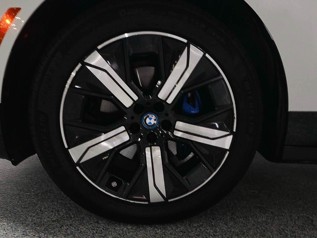 Used 2024 BMW iX xDrive50 w/ Premium Package AWD/4WD image 5