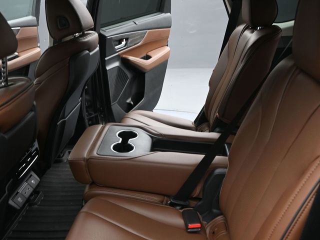 Used 2023 Acura MDX SH-AWD w/ Advance Package image 16