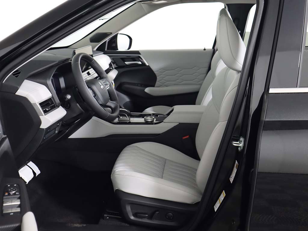 New 2025 Mitsubishi Outlander AWD image 32
