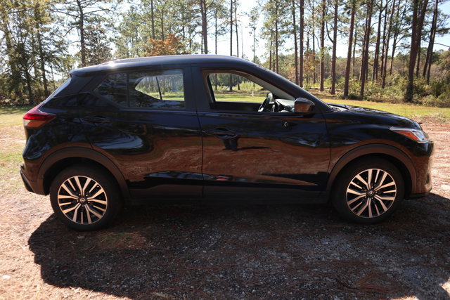 Used 2021 Nissan Kicks SV image 2